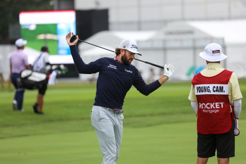 Cameron Young se estira durante la primera ronda del Rocket Mortgage Classic en el Detroit Golf Club en Detroit el jueves 27 de junio de 2024.