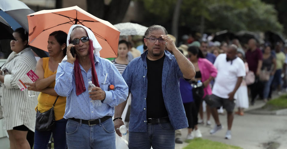 La gente espera para votar en las elecciones mexicanas en el edificio del Consulado de México, el domingo 2 de junio de 2024, en Houston. (AP foto/David J. Phillip)