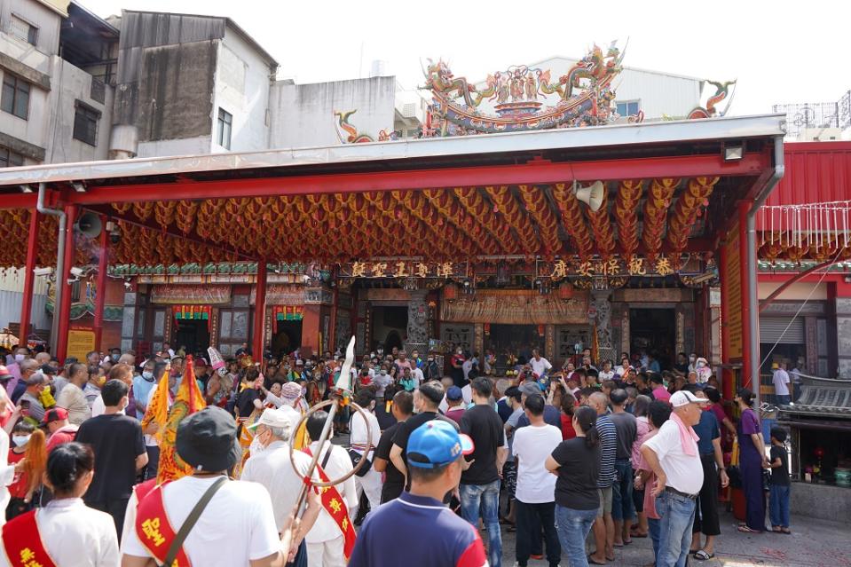 台南西羅殿連日來湧入進香祝壽人潮的特別景象。(圖/林芳怡攝)