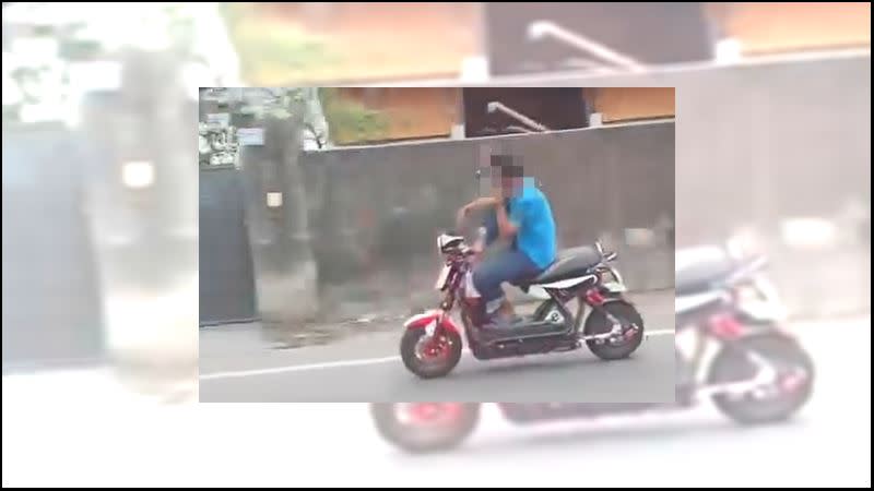 彰化埤頭鄉一名男子騎車翹腳講手機，全程靠右腳催油門。（圖／翻攝爆料公社二社）