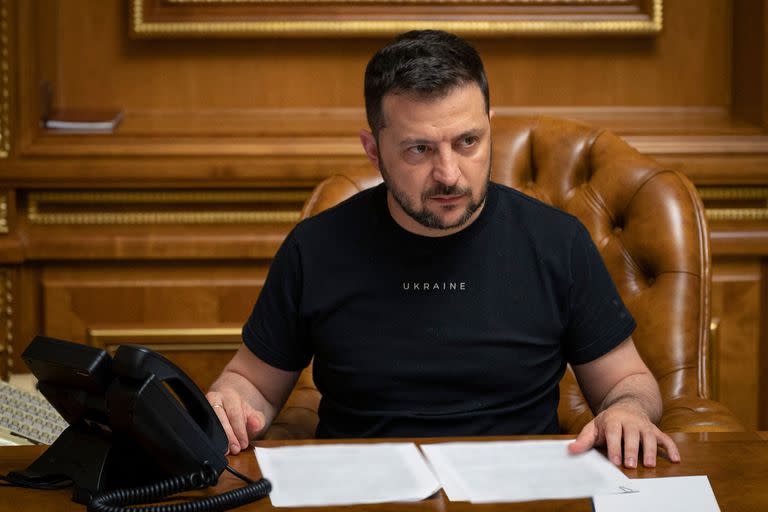 Esta fotografía tomada y difundida por el servicio de prensa presidencial ucraniano el 19 de junio de 2023, muestra al presidente ucraniano Volodimir Zelensky hablando durante su llamada telefónica con el primer ministro británico Rishi Sunak en Kiev.