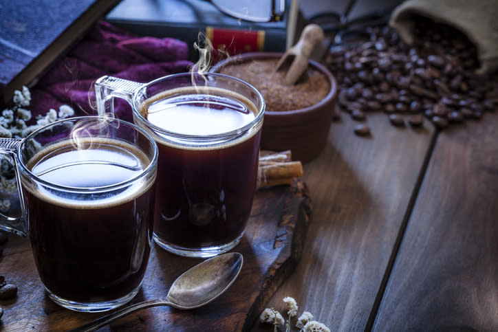 El café, ¿puede causar fatiga, dolor de cabeza y presión arterial alta?