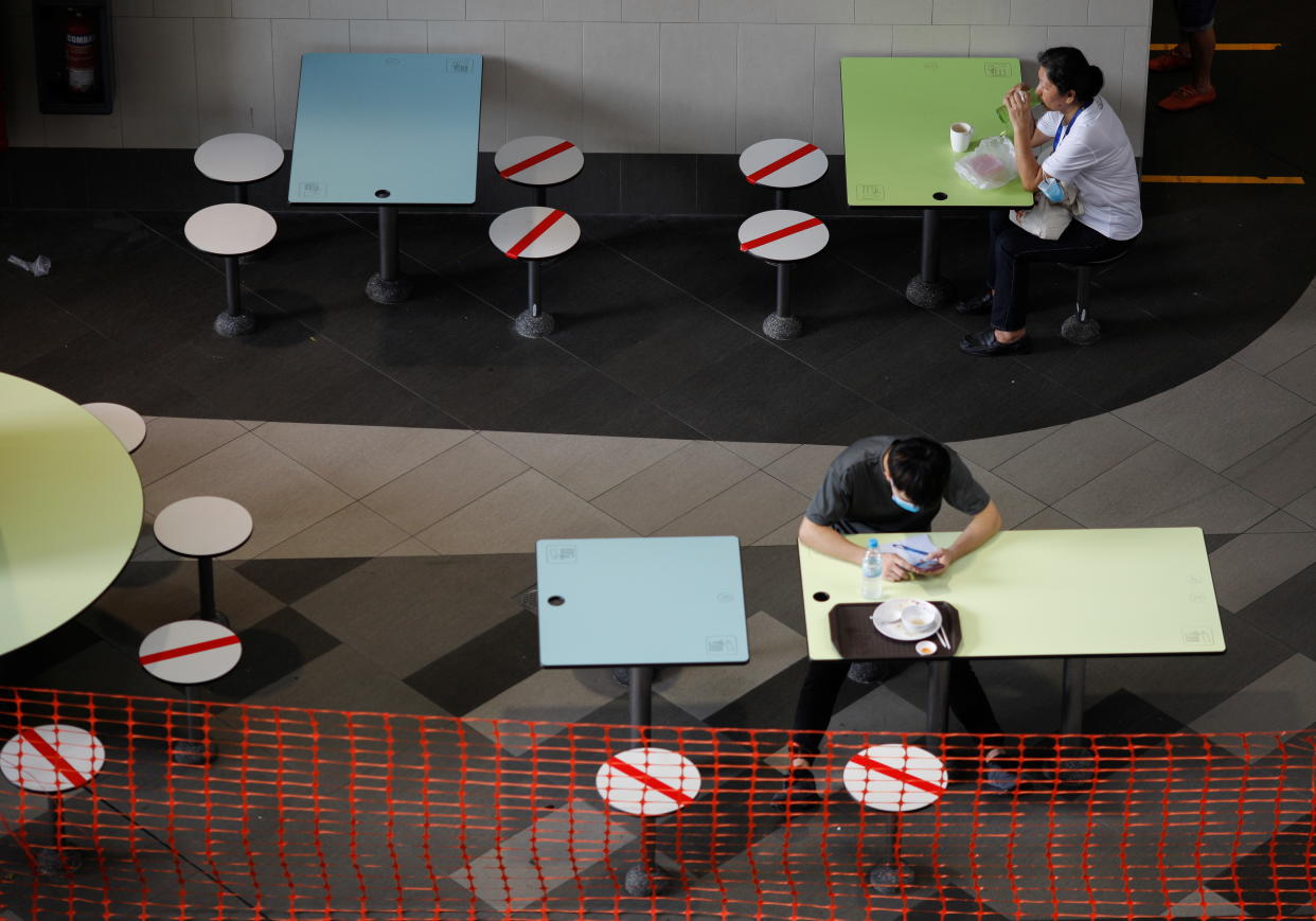 People dine at a food center during the coronavirus disease (COVID-19) outbreak, in Singapore, September 29, 2021. REUTERS/Edgar Su