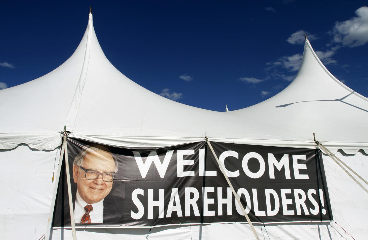 A sign featuring a photo of Chairman Warren Buffett welcomes Berkshire Hathaway shareholders to a picnic during the BH annual meeting in Omaha, Nebraska April 30, 2011. REUTERS/Rick Wilking  (UNITED STATES - Tags: BUSINESS)