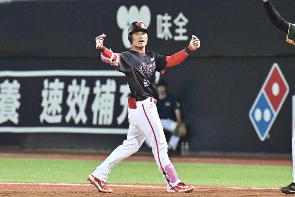 龍隊李凱威敲出超前分安打，他也拿下單場MVP。圖 / 味全龍球團提供