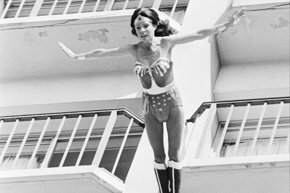 Kitty O’Neil leaps from a hotel balcony in a stunt for the “Wonder Woman” television series in 1979.