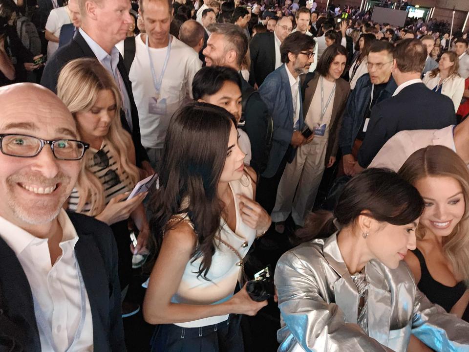 Lance Ulanoff standing in front of actress Sydney Sweeney taking a selfie