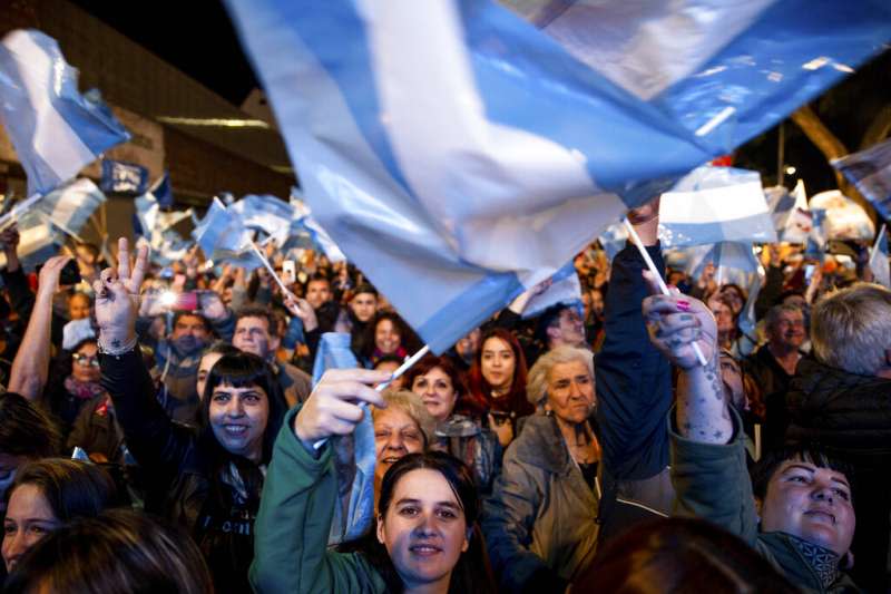 阿根廷在野陣營「勝利連線」的支持者11日晚間在總部外搖旗吶喊，為自己的總統候選人加油。（美聯社）