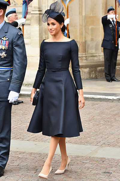 Meghan Markle luciendo un vestido negro de la firma Dior. Foto: Jeff Spicer / Stringer / Getty Images.