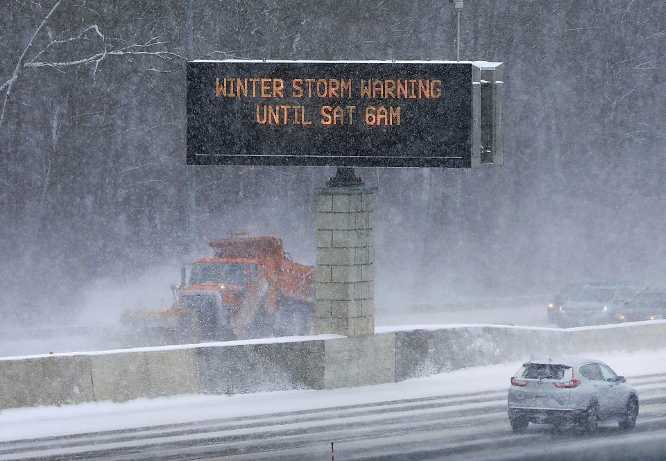 Vehículos particulares y cuadrillas de retiro de nieve comparten vías en la carretera estatal 14/18, el jueves 22 de diciembre de 2022, en Madison, Wisconsin. (John Hart/Wisconsin State Journal vÍa AP)