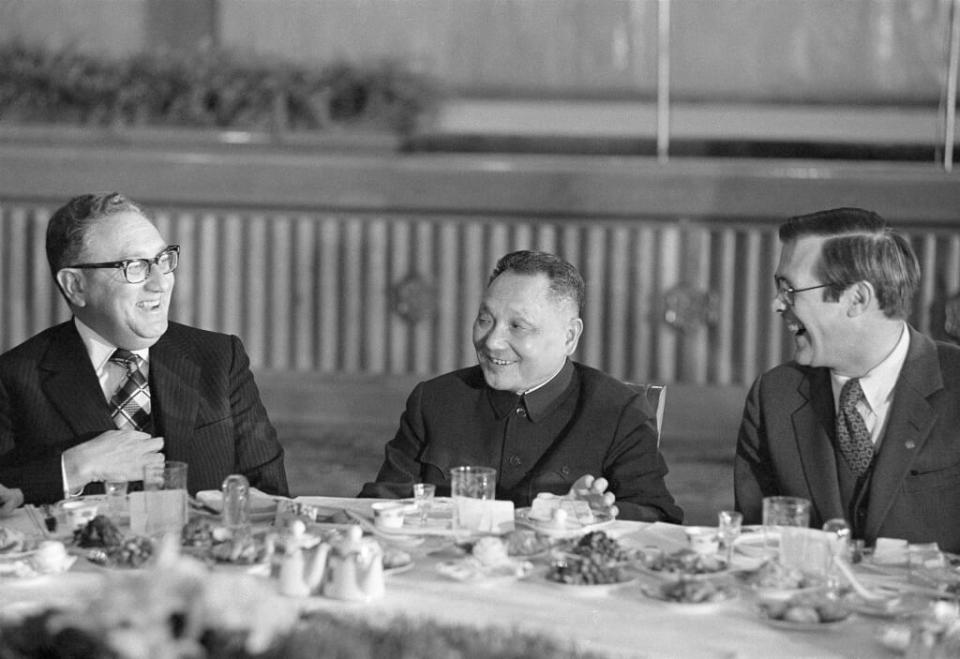美國前國務卿季辛吉（左）於1974年，和中國副總理鄧小平（中）於北京會談。（圖／美聯社資料照）