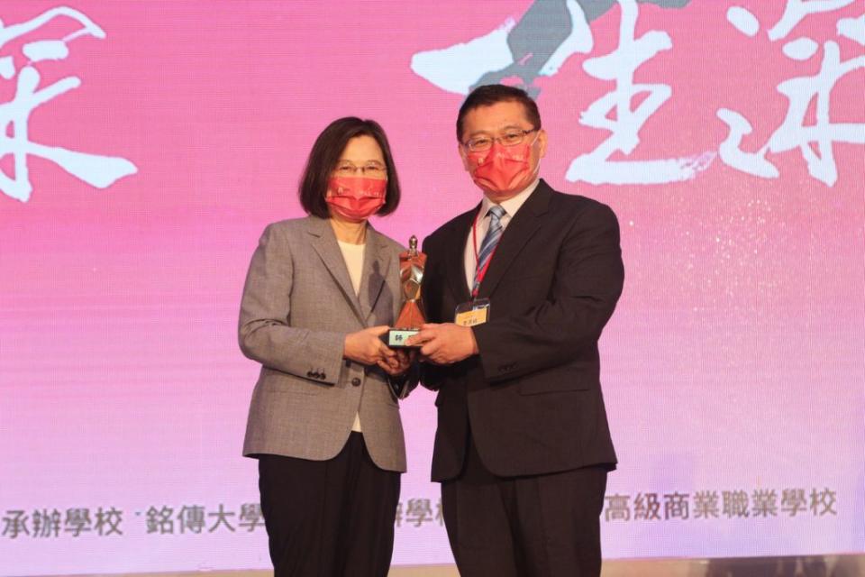 總統蔡英文頒獎給台北市建國高中曹淇峰老師。(教育部提供)