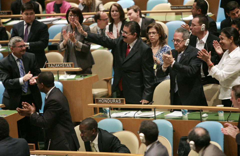 ARCHIVO - En esta fotografía del 30 de junio de 2009, Manuel Zelaya (centro), el presidente derrocado de Honduras, es recibido con aplausos antes de su discurso en la Asamblea General de la ONU. Zelaya tuvo que exiliarse en Costa Rica luego de que las fuerzas militares de Honduras lo derrocaron. A Estados Unidos se le recrimina por empeorar la situación al lanzar una tibia condena por el golpe de Estado. (AP Foto/Bebeto Matthews, Archivo)