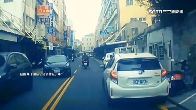 共享汽車靠路邊疑似想讓後方駕駛先通過，卻遭後方駕駛按喇叭。（圖／翻攝自爆廢公社公開版）