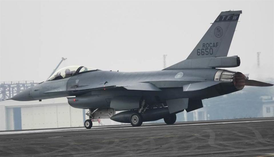 嘉義空軍4聯隊編號6650的F-16V戰機11日下午在嘉義東石外海墜毀，圖為該戰機5日在春節戰備操演中準備起飛執行任務的畫面。（黃子明攝）