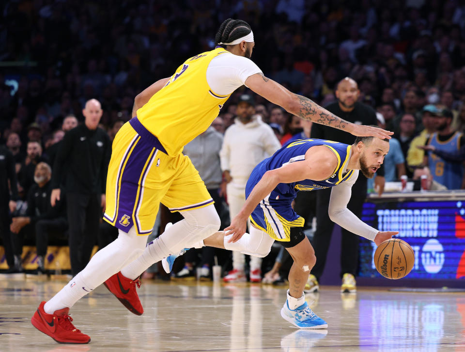 Stephen Curry（控球者）與Anthony Davis。（Photo by Harry How/Getty Images）