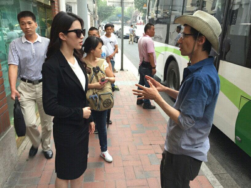 李宰漢導演（右）執導華語片《第三種愛情》與劉亦菲（左前）合作，2人在片場都以英語交談。（翻攝自Daum Movie）