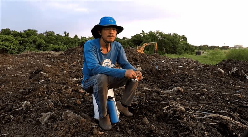 《種土》阿仁放棄台大畢業的光環回鄉研究推肥。（圖／《種土》集資團隊提供）