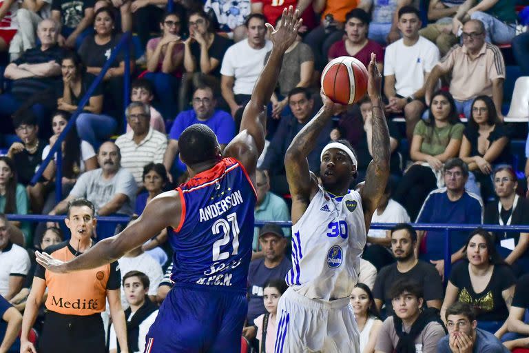 Jamari Traylor lanza al aro; el partido se definió con un robo suyo a dos segundos del final.