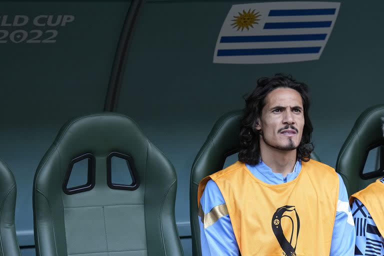 El uruguayo Edinson Cavani en el banco de suplentes durante el partido entre Uruguay y Corea del Sur