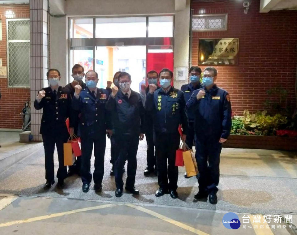 市長與保安警察大隊合影留念