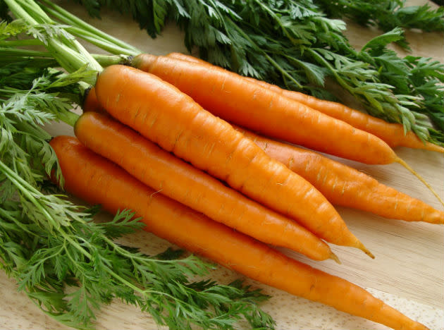 <b>Carrots </b>This orange coloured vegetable is an excellent source of antioxidants that help lessening the risk of a number of types of cancers and heart related disorders. The Vitamin A that the vegetable contains promotes the health of the eye. Apart from this, carrots contain calcium, potassium, fiber and Vitamin C.