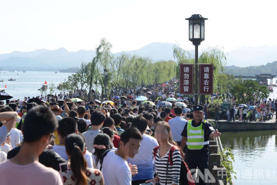 圖為杭州西湖的龐大人潮。(資料照)