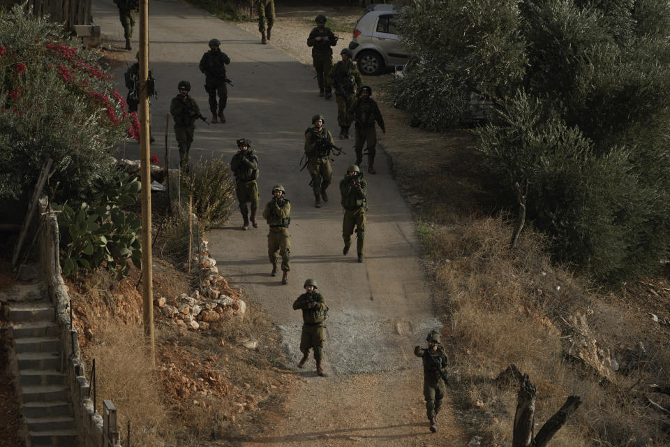 Soldados israelíes durante una operación militar en el campo de refugiados de Balata, en Cisjordania, el domingo 19 de noviembre de 2023. (AP Foto/Majdi Mohammed)