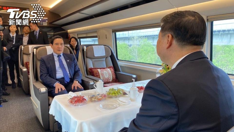 前總統馬英九與國台辦主任宋濤一同搭乘高鐵前往湖南長沙。（圖／TVBS）