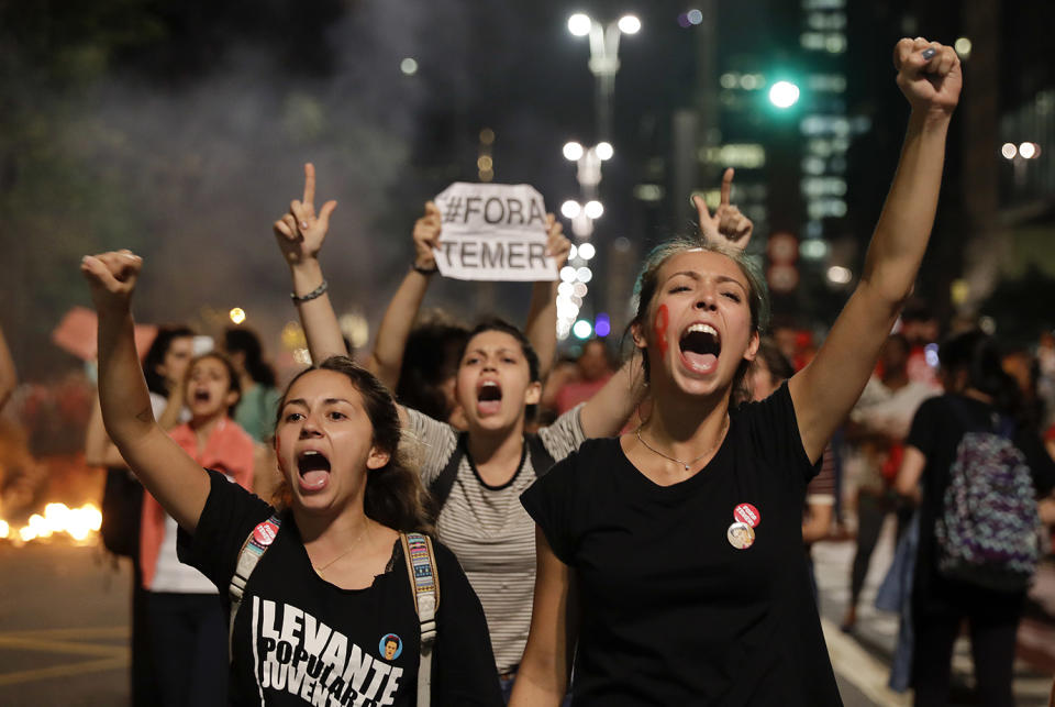 <p>Demonstrators shout slogans. (Photo: AP/Andre Penner) </p>