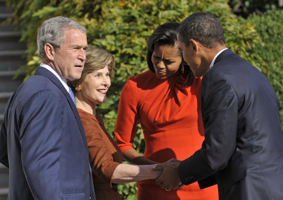 President George W. Bush and his wife Laura welcome President-elect Barack Obama and his wife Michelle to the White House NNov. 10, 2008 .