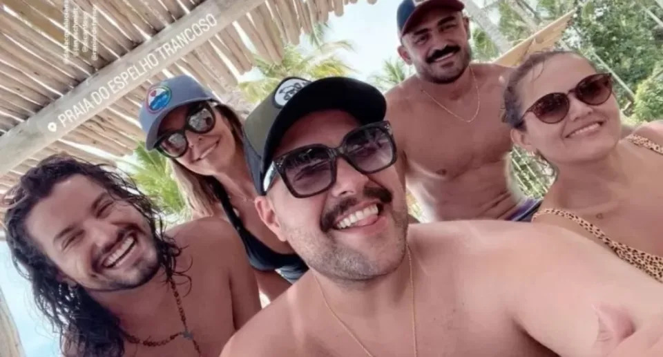 Tiago Abravanel curte a Bahia com o marido e amigos (Foto: Reprodução/Instagram/@tiagoabravanel)