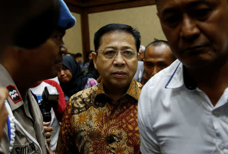 Former Indonesian parliament speaker Setya Novanto (C) walks to his trial at a court room in Jakarta, Indonesia, April 24, 2018. REUTERS/Beawiharta