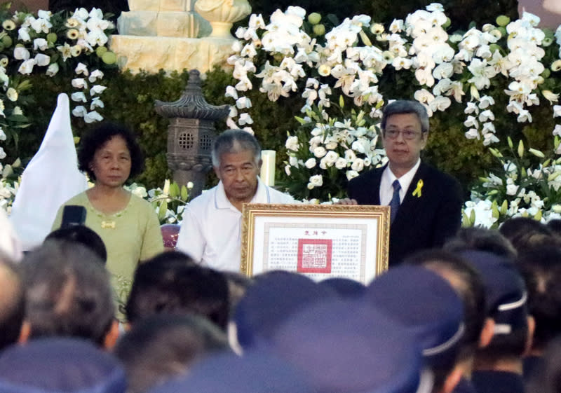 鐵路警察李承翰因公殉職，16日在嘉義市舉行公祭，副總統陳建仁（右）頒發褒揚令，由李承翰父親（中）代表接受。中央社記者黃國芳攝　108年7月16日