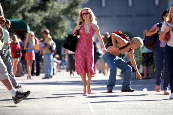 La robe dos nu rose avec lunettes de soleil assorties et sac designer… Elle Woods est prête à tout déchirer. 