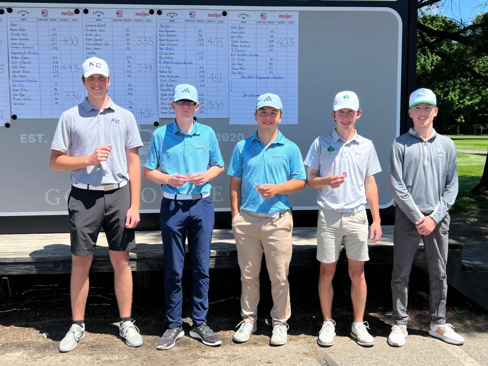 D4 地区 21 男子高尔夫锦标赛前五名：（从左到右）冠军 KC 的 Ian Tuin、Colt 高年级生和亚军 Rykert Frisinger、季军 Colt 高年级生 Ridley Fast、Hackett 的 Chris Ogrin 和 Mendon 的 Cam Bingaman。
