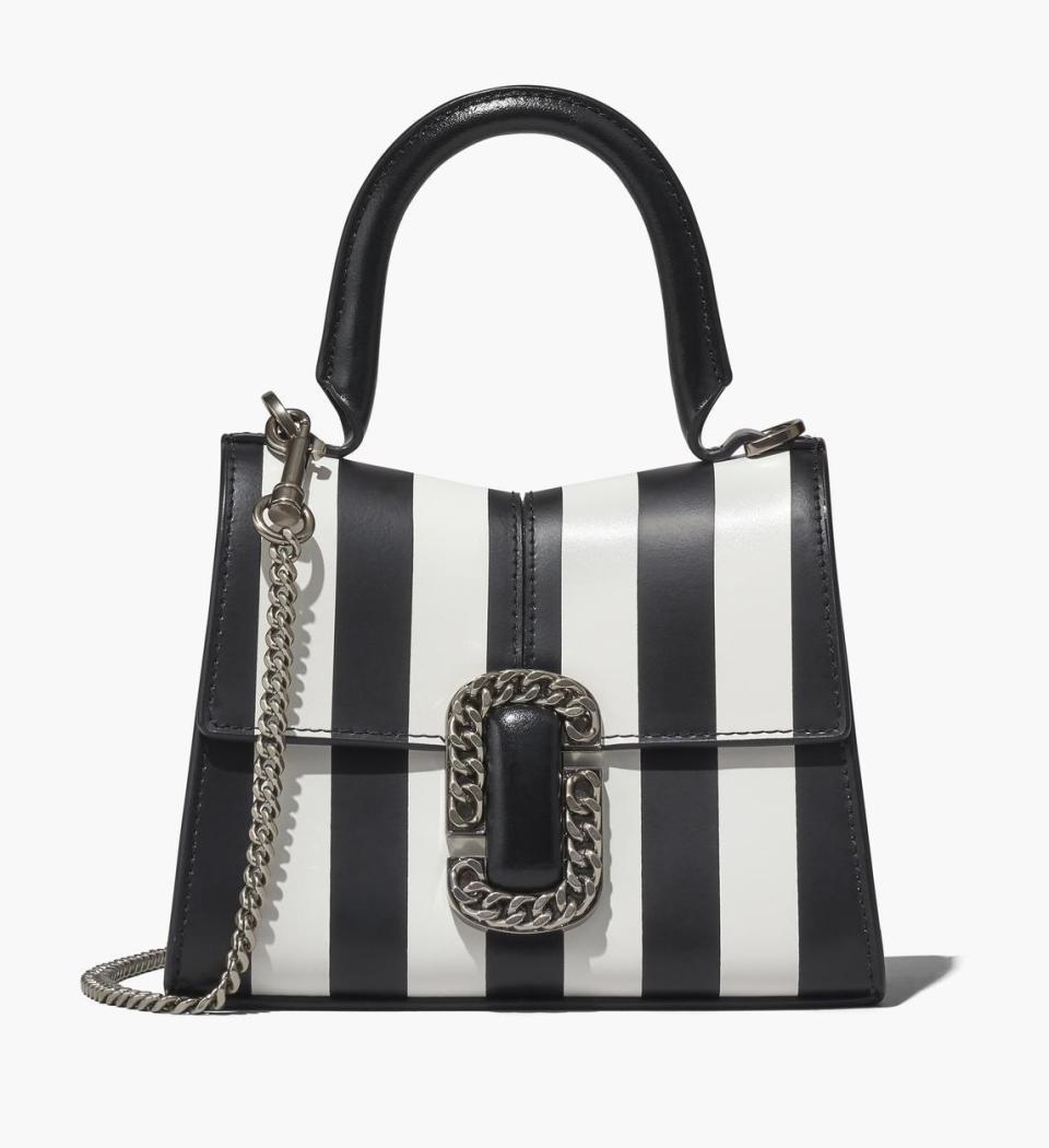 Marc Jacobs黑白條紋皮革St. Marc肩揹包，NT$21,900。（俊思提供）