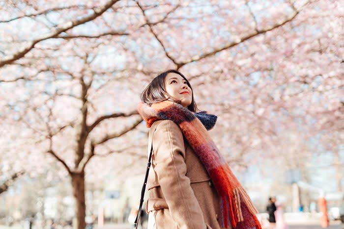 mujer japonesa en la naturaleza