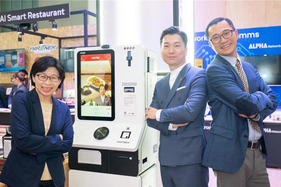全球唯一結合三種AI應用技術之AI Kiosk點餐機。圖為星益欣執行長康惠媚（左起）、雙月食品社社長賴永晟、拍檔科技總經理王保鋅。圖／佳世達提供