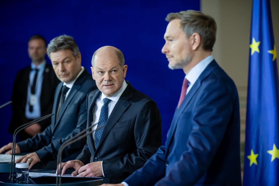 Nachdem sich die Ampel-Koalition um Robert Habeck, Olaf Scholz und Christian Lindner (v.l.) über den Haushalt geeinigt hat, ist nun der 17. Juli für den Kabinettsbeschluss im Gespräch. - Copyright: picture alliance/dpa | Michael Kappeler