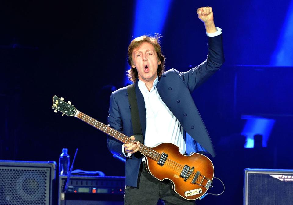 Er ist vielleicht der berühmteste aller musikalischen Linkshänder: Paul McCartney spielt seit den 60er-Jahren einen Linkshänder-Bass. (Bild: Jim Dyson/Getty Images)