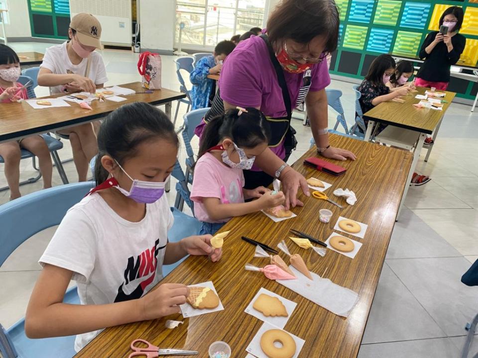 嘉義家扶中心辦理「家扶小食堂」糖霜餅乾親子DIY活動，彩繪可愛的糖霜餅乾。﹙記者張誼攝﹚