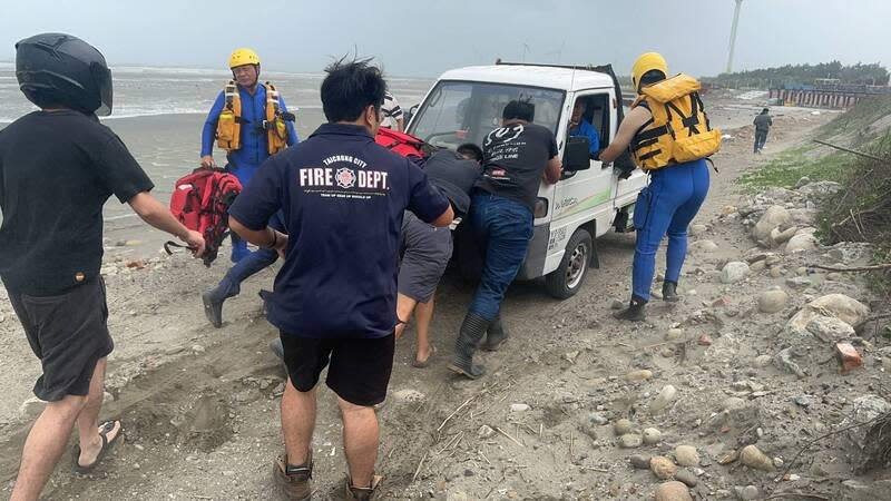 中市貨車受困沙攤  消防人員協助脫困 颱風山陀兒來襲，台中市消防局2日上午接獲有人車 受困大安沙灘，到場和救難人員合力將貨車推離沙 灘。 （民眾提供） 中央社記者趙麗妍傳真  113年10月2日 