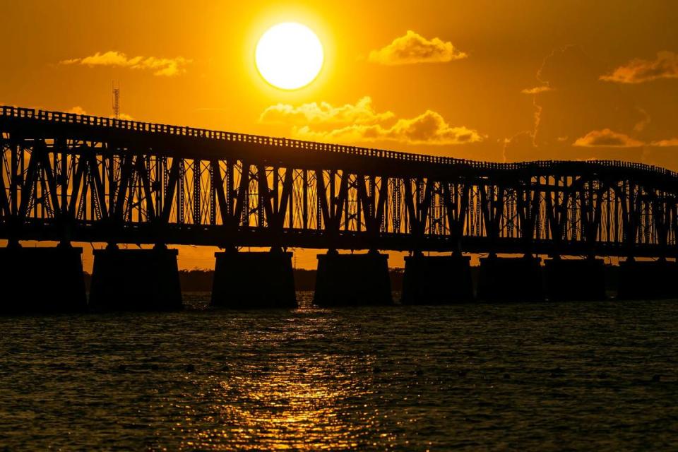 Puesta de sol sobre el Henry Flaglers Overseas Railroad en el Bahia Honda State Park, cerca de Big Pine Key, el lunes 11 de octubre de 2021.