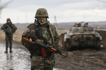 An Ukrainian serviceman guards at a checkpoint near the eastern Ukrainian town of Debaltseve in Donetsk region, December 24, 2014. REUTERS/Valentyn Ogirenko