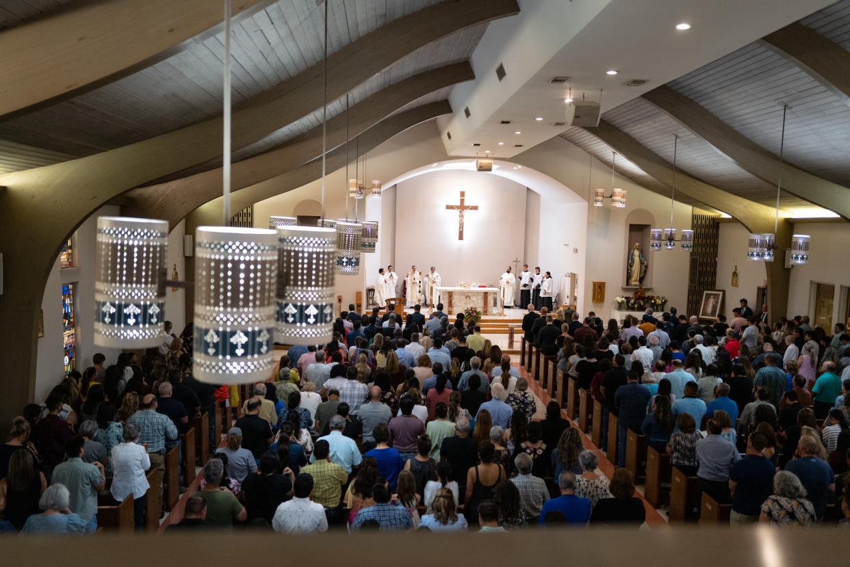 Un monumento conmemorativo a las víctimas del tiroteo masivo en la primaria Rob en Uvalde, Texas, el 3 de junio de 2022. (Ivan Pierre Aguirre/The New York Times).