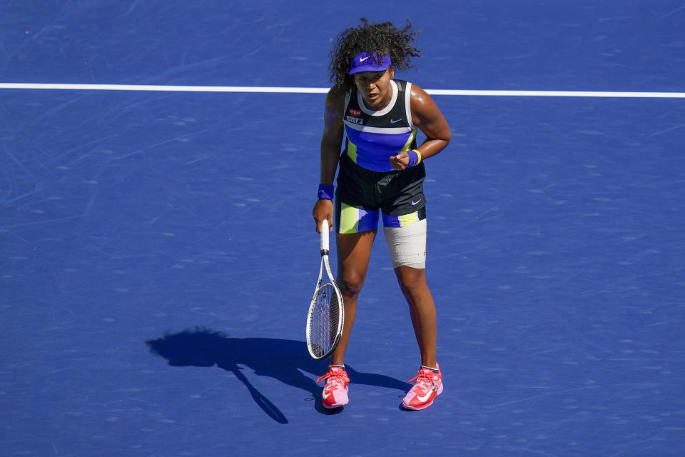 Naomi Osaka reacciona durante el encuentro ante la ucraniana Marta Kostyuk, en la tercera ronda del Abierto de Estados Unidos el viernes 4 de septiembre del 2020. (AP Photo/Seth Wenig)