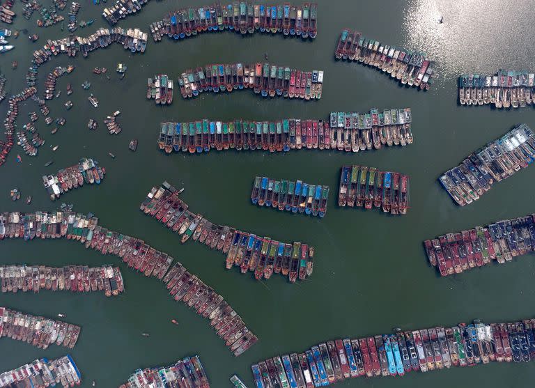 Cientos de barcos pesqueros anclados en en el puerto chino de Guangzhou