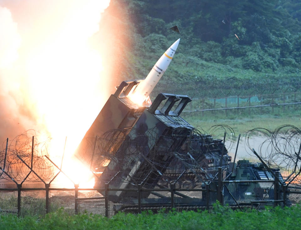Eine Einheit der 8. US Armee feuert eine Artillerie-Kurzstreckenrakete vom Typ ATACMS ab. (Bild: South Korea's Joint Chiefs of Staff/YNA/dpa)