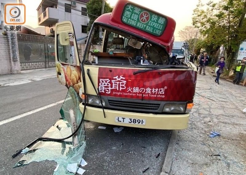 小巴車頭嚴重損毀。(李國健攝)